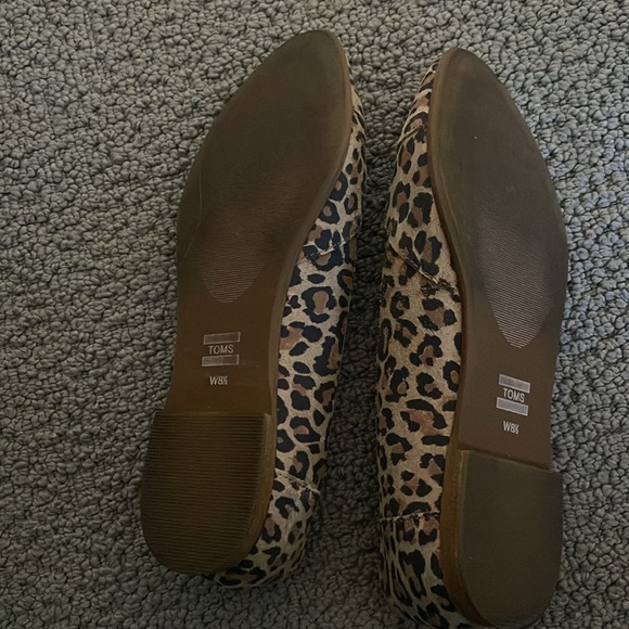 Tom’s Leopard Print Pointed Toe Ballet Flats. - Picture 4 of 4